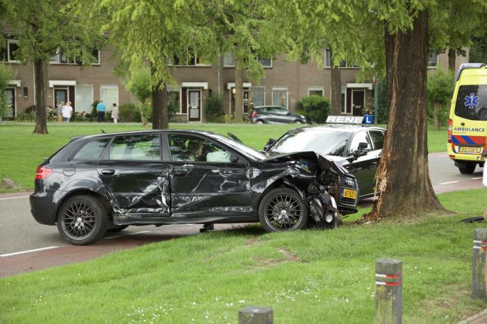 Auto vliegt uit de bocht en klapt tegen boom