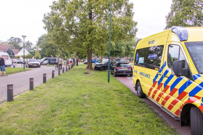 Auto vliegt uit de bocht en klapt tegen boom