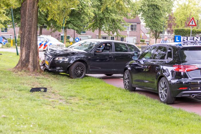 Auto vliegt uit de bocht en klapt tegen boom