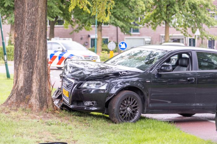 Auto vliegt uit de bocht en klapt tegen boom