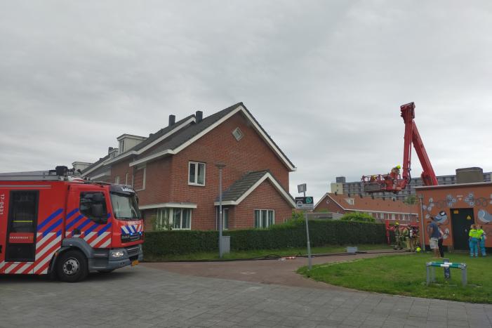 Brand in spouwmuur van woningen