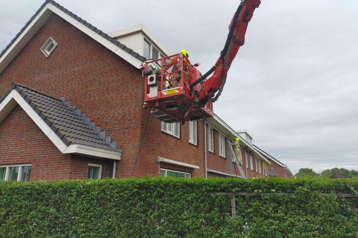 Brand in spouwmuur van woningen