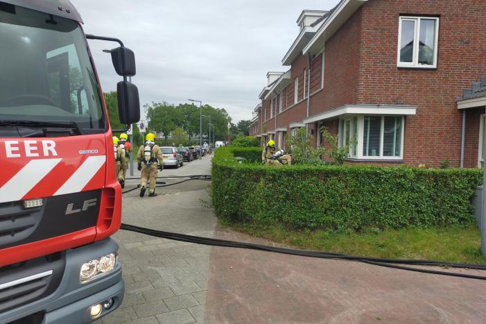 Brand in spouwmuur van woningen