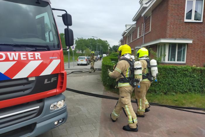 Brand in spouwmuur van woningen