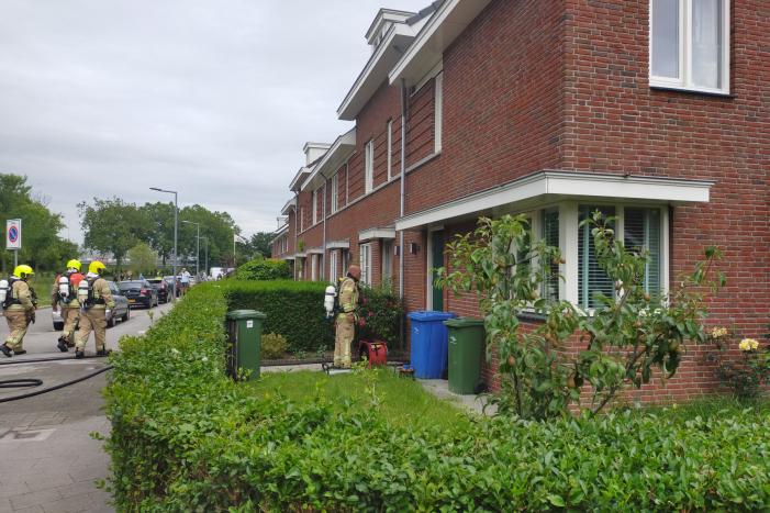 Brand in spouwmuur van woningen