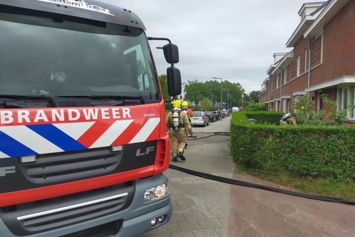 Brand in spouwmuur van woningen