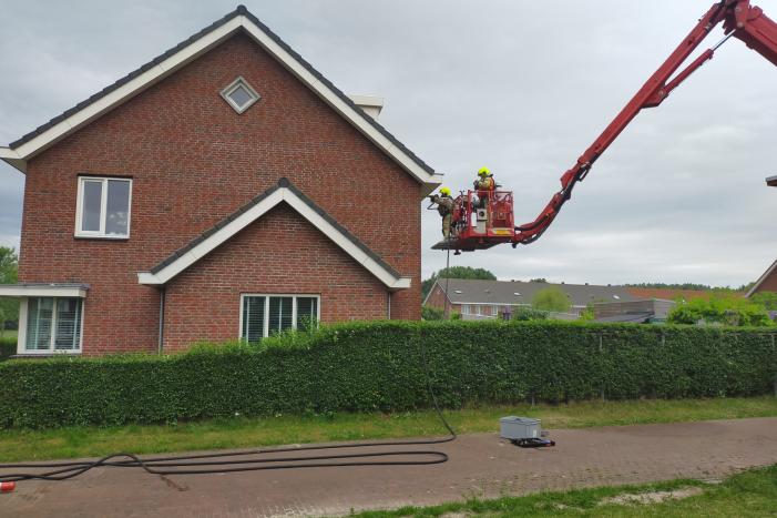 Brand in spouwmuur van woningen