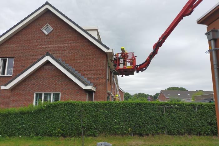 Brand in spouwmuur van woningen