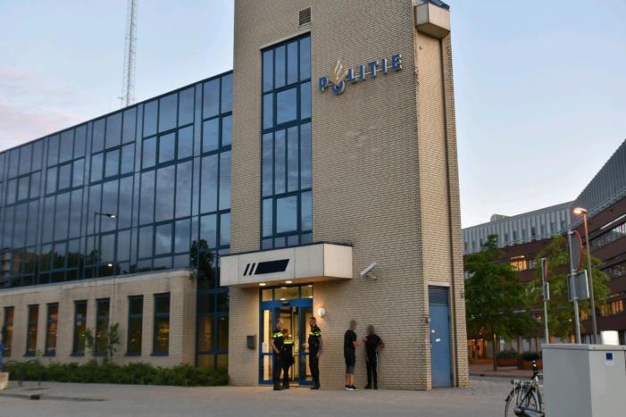 Vrouw loopt politiebureau binnen en zorgt voor veel commotie
