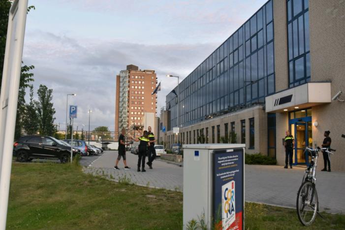 Vrouw loopt politiebureau binnen en zorgt voor veel commotie