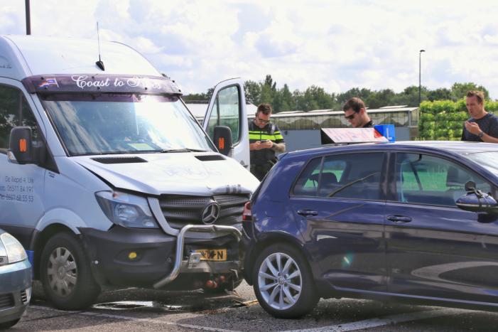 Bestelbus ramt lesauto bij stoplicht