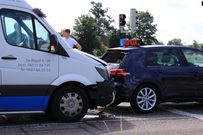 Bestelbus ramt lesauto bij stoplicht