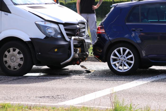 Bestelbus ramt lesauto bij stoplicht