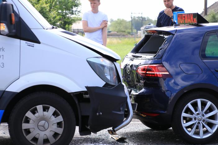 Bestelbus ramt lesauto bij stoplicht