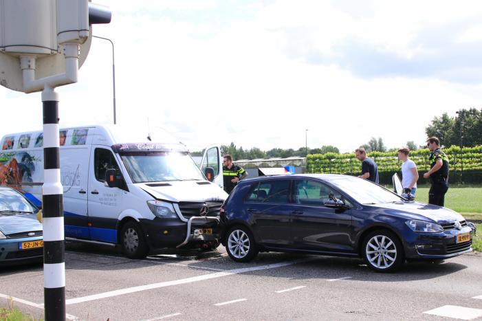Bestelbus ramt lesauto bij stoplicht