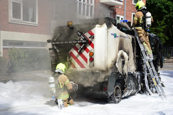 Brandende veegmachine lastig te bestrijden