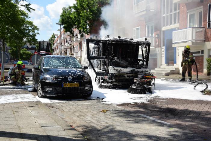 Brandende veegmachine lastig te bestrijden