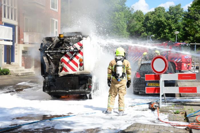Brandende veegmachine lastig te bestrijden