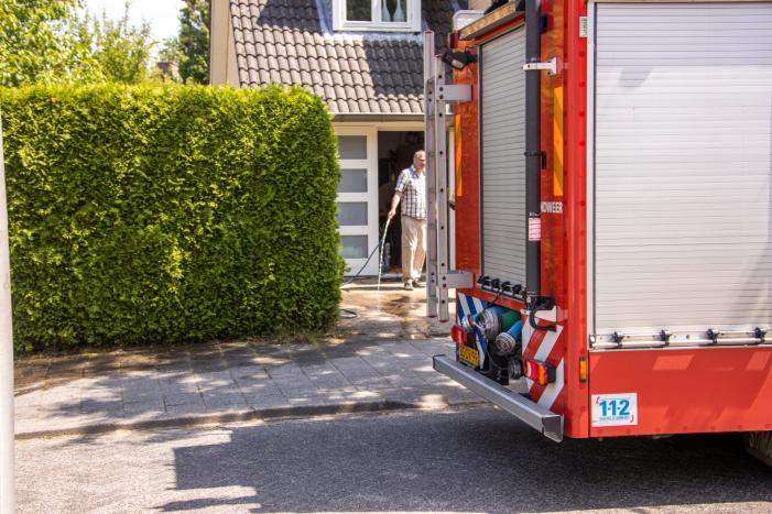 Bewoner voorkomt brand in coniferenhaag