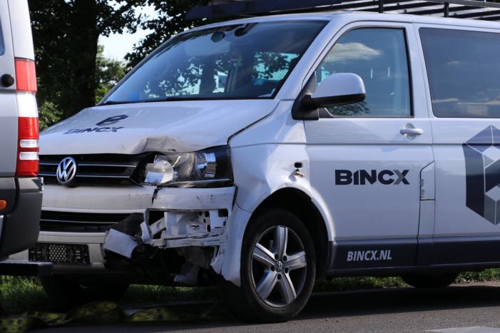 Aanrijding tussen auto en bus