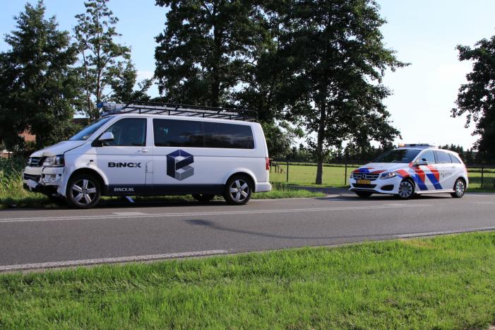 Aanrijding tussen auto en bus