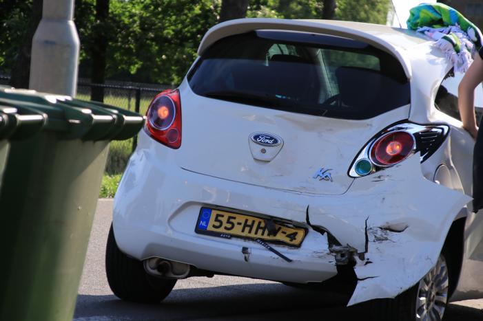 Aanrijding tussen auto en bus