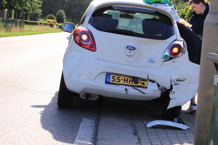 Aanrijding tussen auto en bus