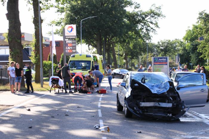 Brommerrijder gewond na aanrijding met auto