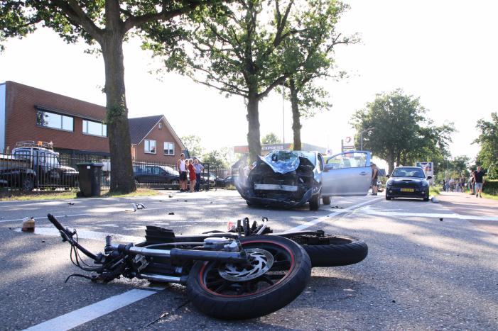 Brommerrijder gewond na aanrijding met auto