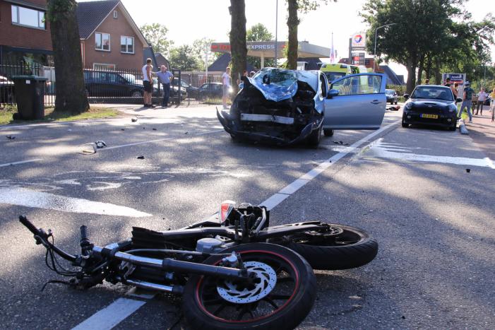 Brommerrijder gewond na aanrijding met auto