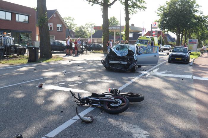 Brommerrijder gewond na aanrijding met auto