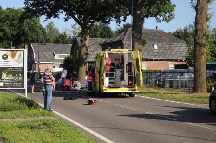 Brommerrijder gewond na aanrijding met auto
