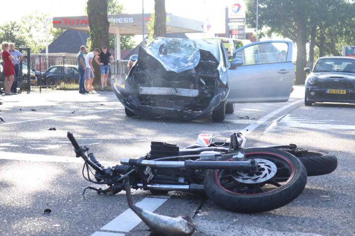 Brommerrijder gewond na aanrijding met auto