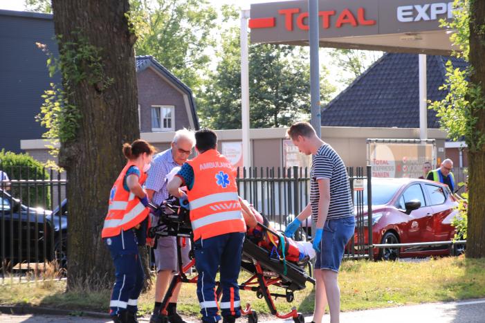 Brommerrijder gewond na aanrijding met auto