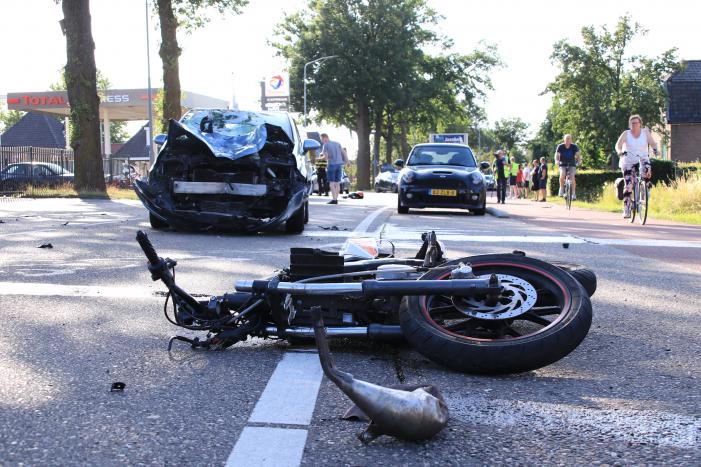 Brommerrijder gewond na aanrijding met auto