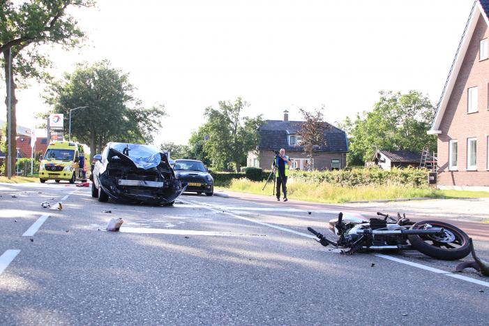 Brommerrijder gewond na aanrijding met auto