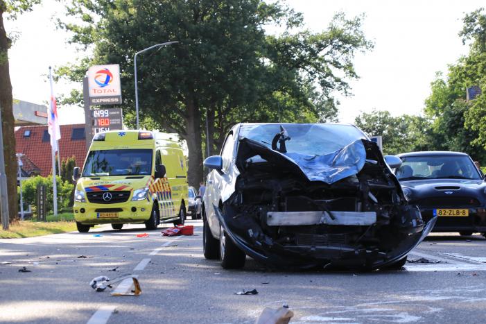 Brommerrijder gewond na aanrijding met auto