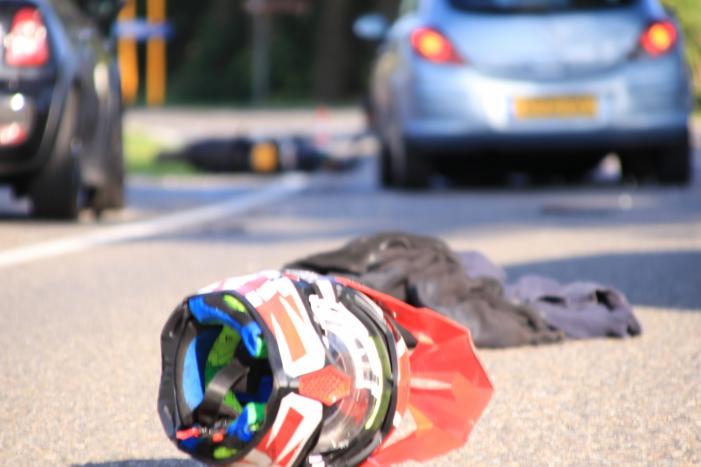 Brommerrijder gewond na aanrijding met auto