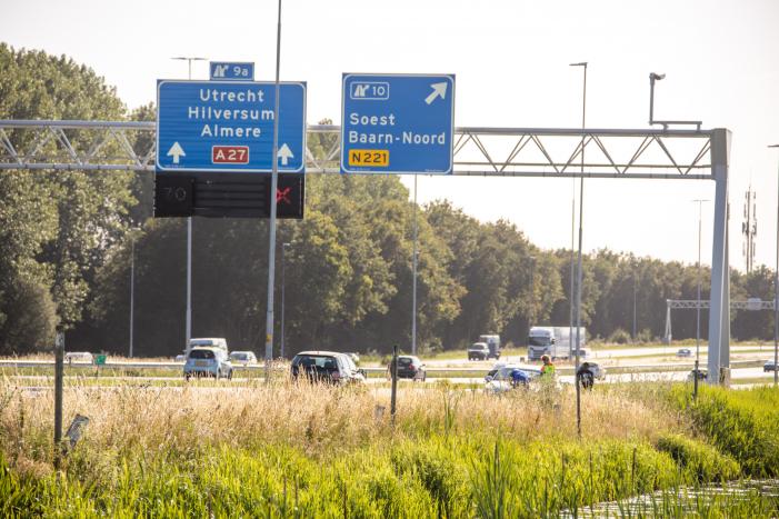 Auto achterstevoren op A1 na botsing