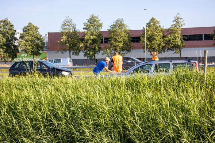 Auto achterstevoren op A1 na botsing