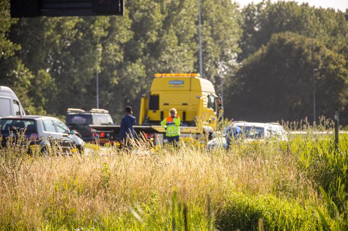 Auto achterstevoren op A1 na botsing