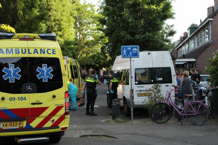 Jonge dame knalt op verkeerd geparkeerde bestelbus
