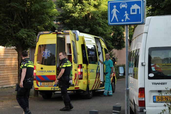 Jonge dame knalt op verkeerd geparkeerde bestelbus