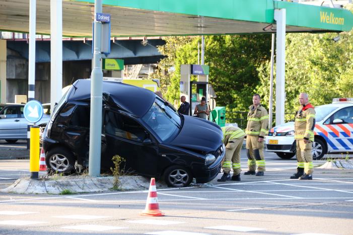 Auto schuift onder andere auto bij aanrijding