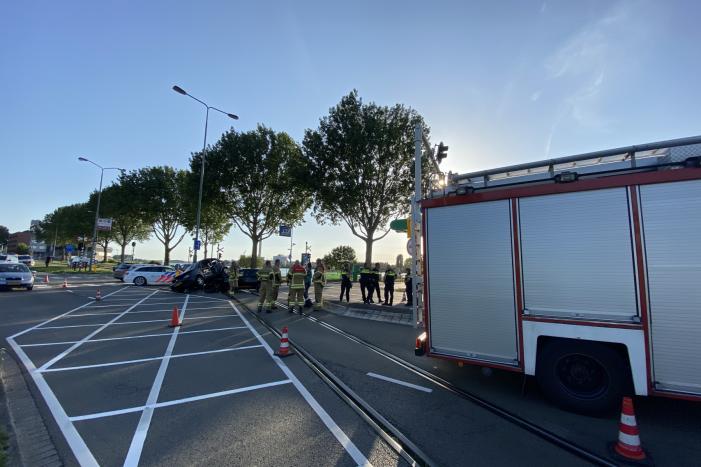 Auto schuift onder andere auto bij aanrijding