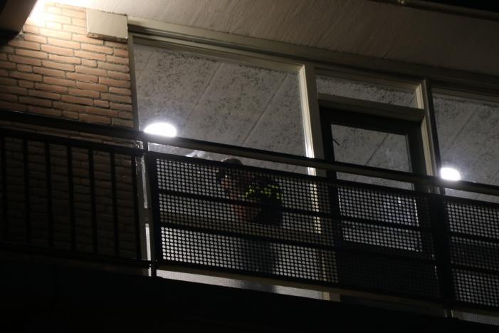 Man gooit deel van inboedel naar beneden