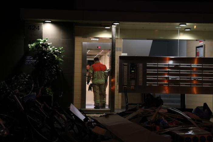 Man gooit deel van inboedel naar beneden