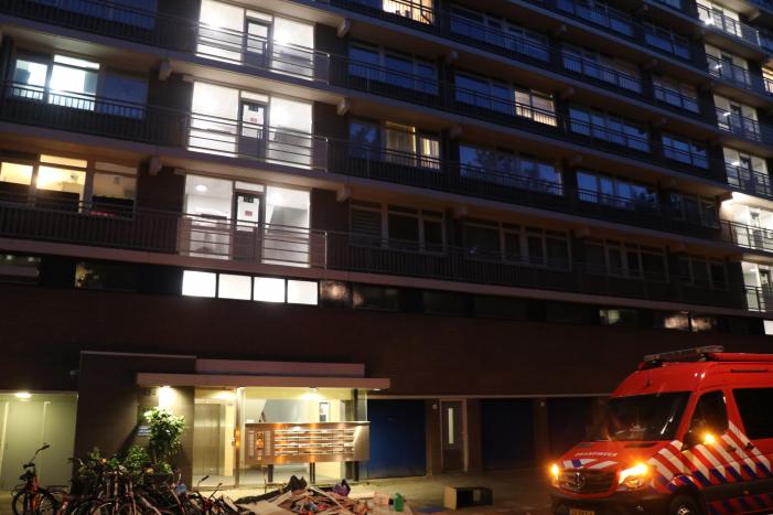 Man gooit deel van inboedel naar beneden