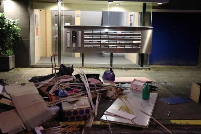 Man gooit deel van inboedel naar beneden