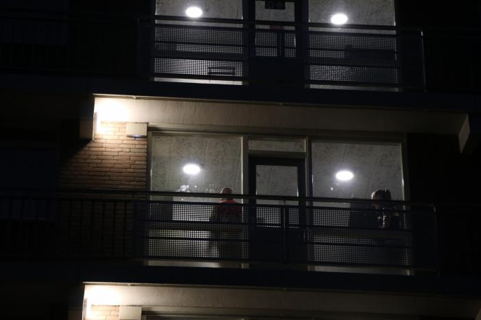 Man gooit deel van inboedel naar beneden